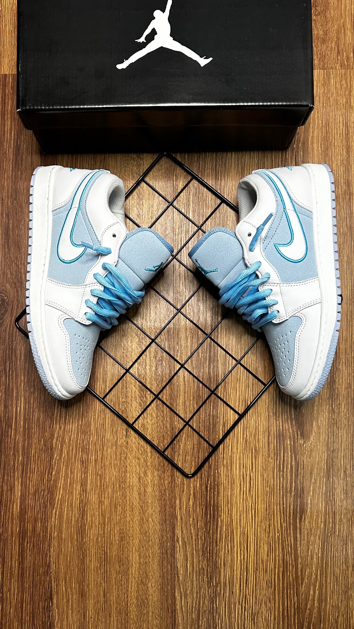 Jordan Low - Azul bebê e branco