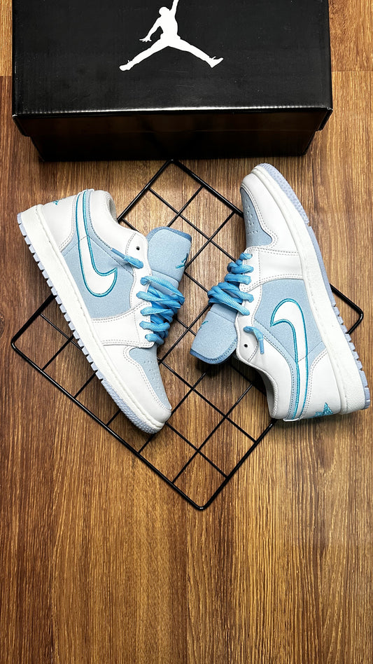 Jordan Low - Azul bebê e branco