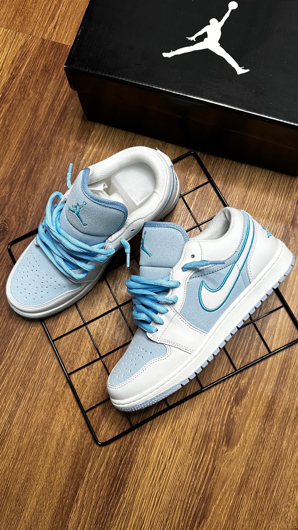 Jordan Low - Azul bebê e branco